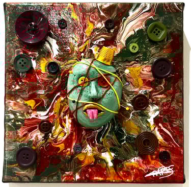 un visage vert sculptée et enroulé de fils avec des yeux en boutons