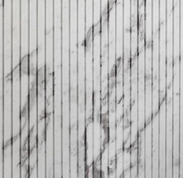 "dekoratyvinė frezuota sienelė iš kvarco akmens"