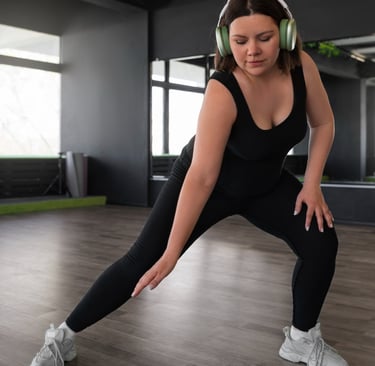 Mujer bailando escuchando música