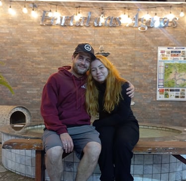 casal sentado com expressão triste