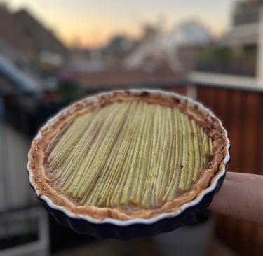 Tarte à la rhubarbe graphique dans l'atelier de cuisine conviviale Marmite & Papillote