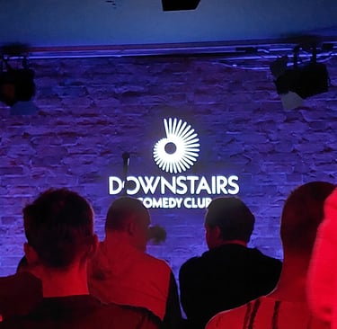 Bühne beim Downstairs Comedy Club
