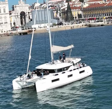 Notre Lagoon 46 posté devant la place du commerce lors d'une excursion à Lisbonne