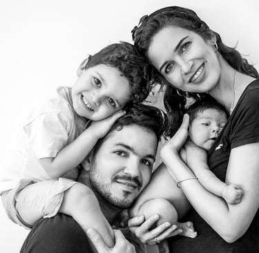 a man and two children posing for a photo, familia, grupo, retrato familiar