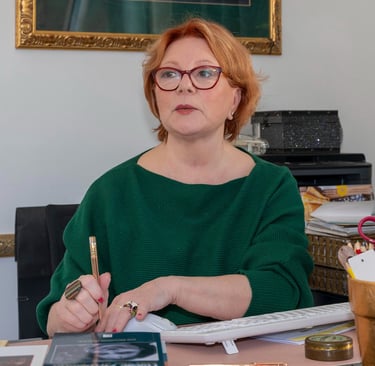 Buste Dominique Uhlen avec un stylo