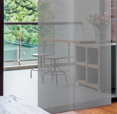 Panneau japonais gris devant une baie vitrée