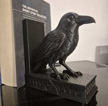 Un serre-livre corbeau soutenant un livre volumineux