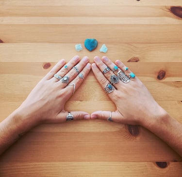 Manos con muchos anillos