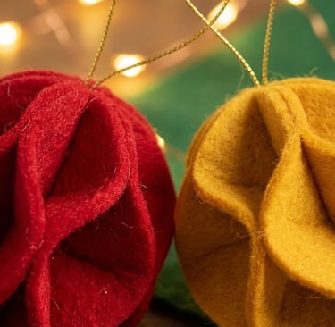 vilten kerstballen met lichtjes op de achtergrond