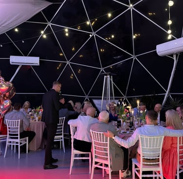 Renginių vedėjas Arjuš Kuranovič veda gimtadienio šventę