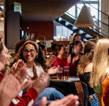 employée qui rigole passant un bon moment devant du stand-up
