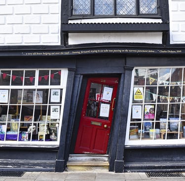 The Crooked House la maison tordue dont la porte rouge penche vers la droite