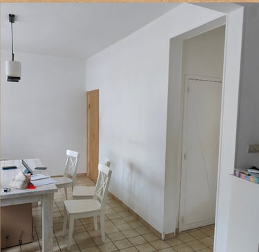 salon sans décoration blanc