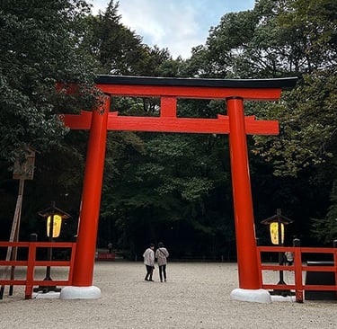 Grande porte torii vermillon du temple Shimogamo