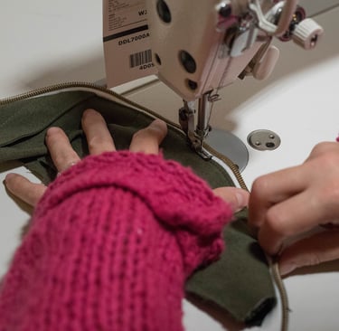 une couturière est en train de coudre un sac banane, on voit une machine à coudre