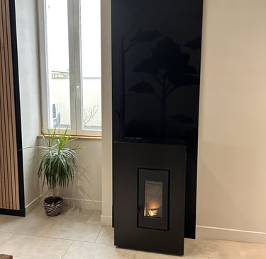 Poêle à granulés noir design moderne installé dans un salon lumineux, avec panneau mural décoratif e