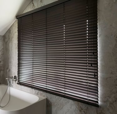 medinės žaliuzės voniai