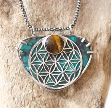 Colgante con Turquesa y ojo de tigre mintado en mandala