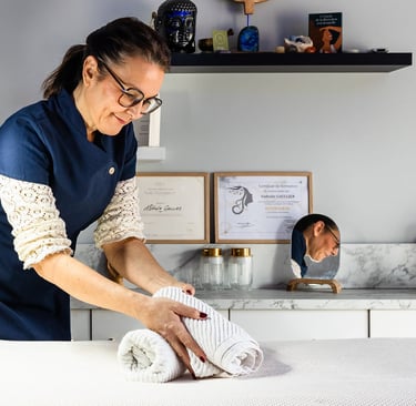 Nathalie Gaullier prépare ses soins de beauté et ses massages holistiques