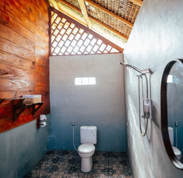 Bathroom inside Toska bungalow with open roof and tropical style