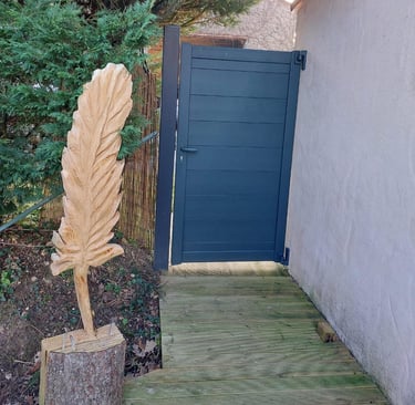 portillon d'arrière maison noir posé par l'artisan menuisier en Vendée