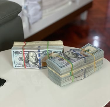 Imagem de cédulas de dólar em meio à queda da moeda e alta da bolsa em 16 de junho de 2025