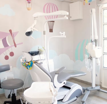 Consultorio dental infantil en Sonrilandia Tepic con sillón y decoración alegre