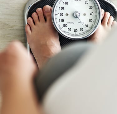 Persona pesándose en báscula