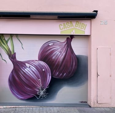 Intervención artística sobre persiana metálica pintada con spray. Diseño figurativo contemporáneo co