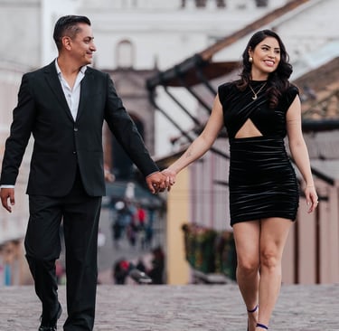 Novios caminando felices y con amor tomados de la mano por el centro histórico de Quito