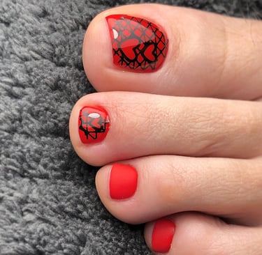 Rauduoni geliniai nagai su dekoru