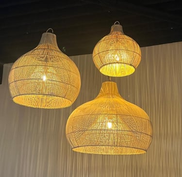 Hanglampen met een natuurlijk ontwerp en warme verlichting in een moderne ruimte.