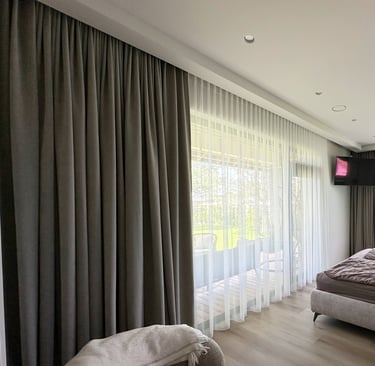 pilnai tamsinančios naktinės užuolaidos