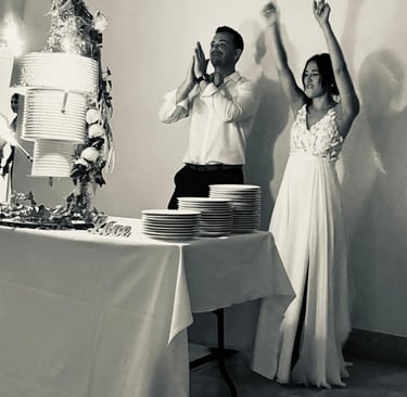 Mariés fêtant leur mariage devant le gâteau de réception à Nîmes, organisation par Clair Agence