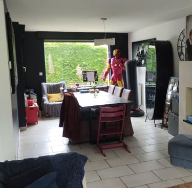 salle à manger murs noirs et carrelage blanc