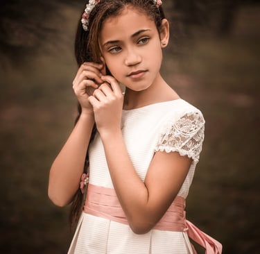 niña de comunión tocándo su orejita