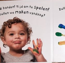 afbeelding van kind en vlinder uit het boek ik kijk, voel en maak, Roger Priddy. Kleurrijk en vrolij