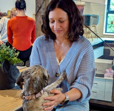 Hundephysiotherapie in Karlstein – Svenja Stoll behandelt einen Hund mit Shiatsu, Massage und Mobilisation