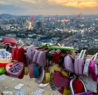 Cadenas symboliques à la Namsan Tower lors d’un séjour culturel