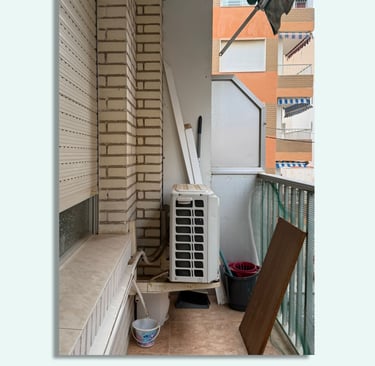 Instalación antigua de aire acondicionado antes de mejora profesional en Torrevieja