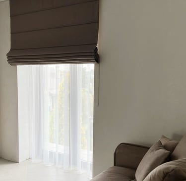 naktinė romanetė ir dieninė užuolaida nišoje