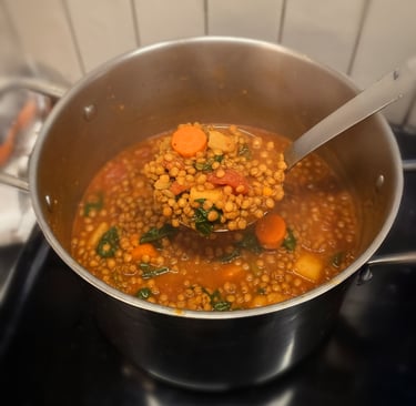 Lentilles vertes au chorizo épicé et carottes servies dans une assiette creuse.
