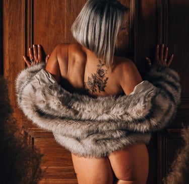 une femme avec un manteau de fourrure de dos