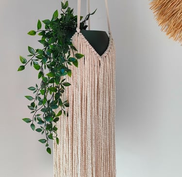 Makramowy kwietnik na kwiaty – dekoracja wnętrz Monnica