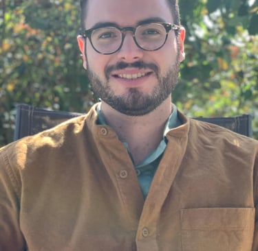 Dr Fabio Marcovski, English-speaking psychologist in Brazil - outdoor headshot