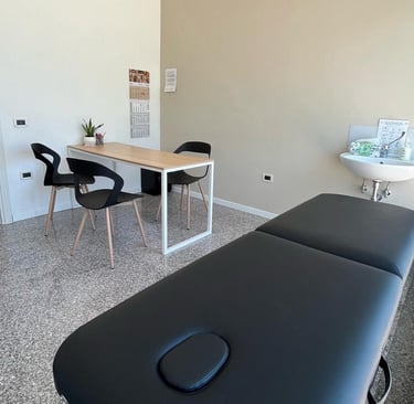 Lettino di lavoro dentro lo studio del nutrizionista di Camisano Davide Milani