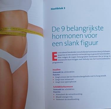 vrouw met een meetlint om , afslanken, hormonen voor een slank figuur