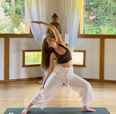 Eine Frau in einer Yoga Pose auf der Yogamatte in Hof bei Salzburg.