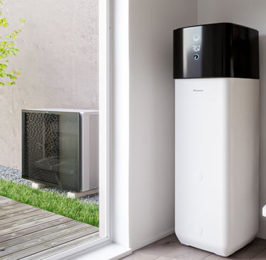 pompe à chaleur blanche et noire avec unité intérieure et extérieure 