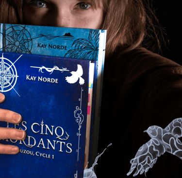 Photo de Kay Norde avec deux de ses livres.